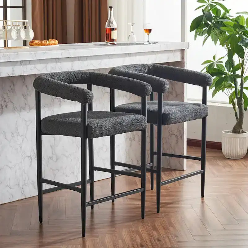 Set di 2 sgabelli da bar moderni in bouclé, altezza bancone, con struttura in metallo e braccioli, per isola da cucina e sala da pranzo