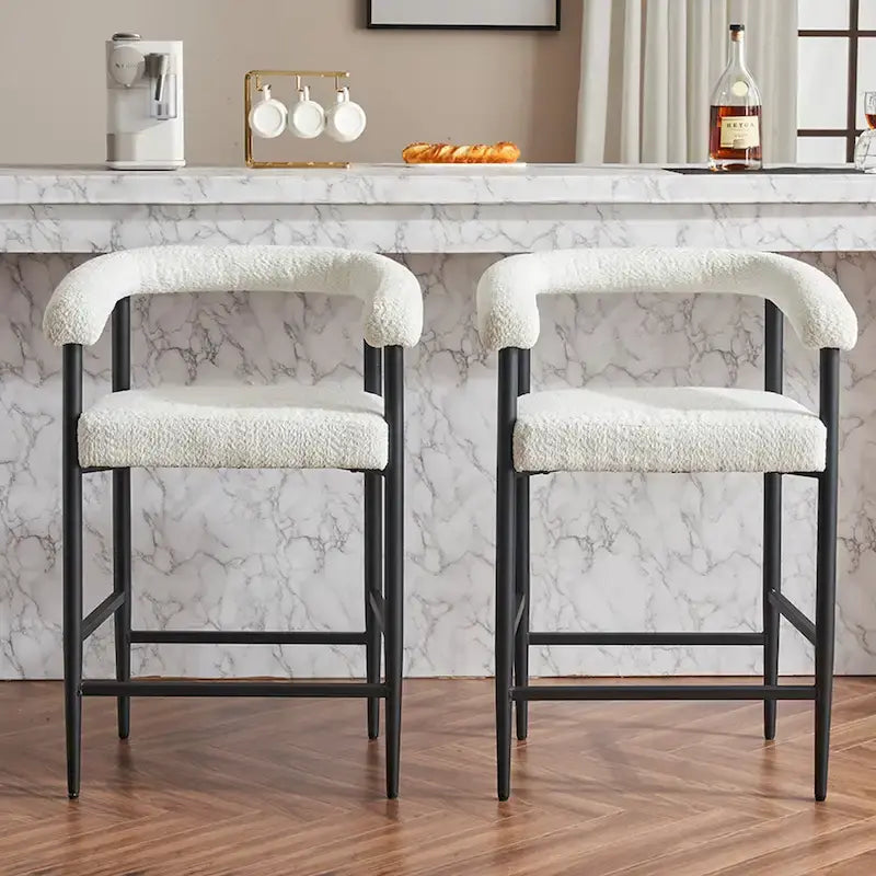 Set di 2 sgabelli da bar moderni in bouclé, altezza bancone, con struttura in metallo e braccioli, per isola da cucina e sala da pranzo