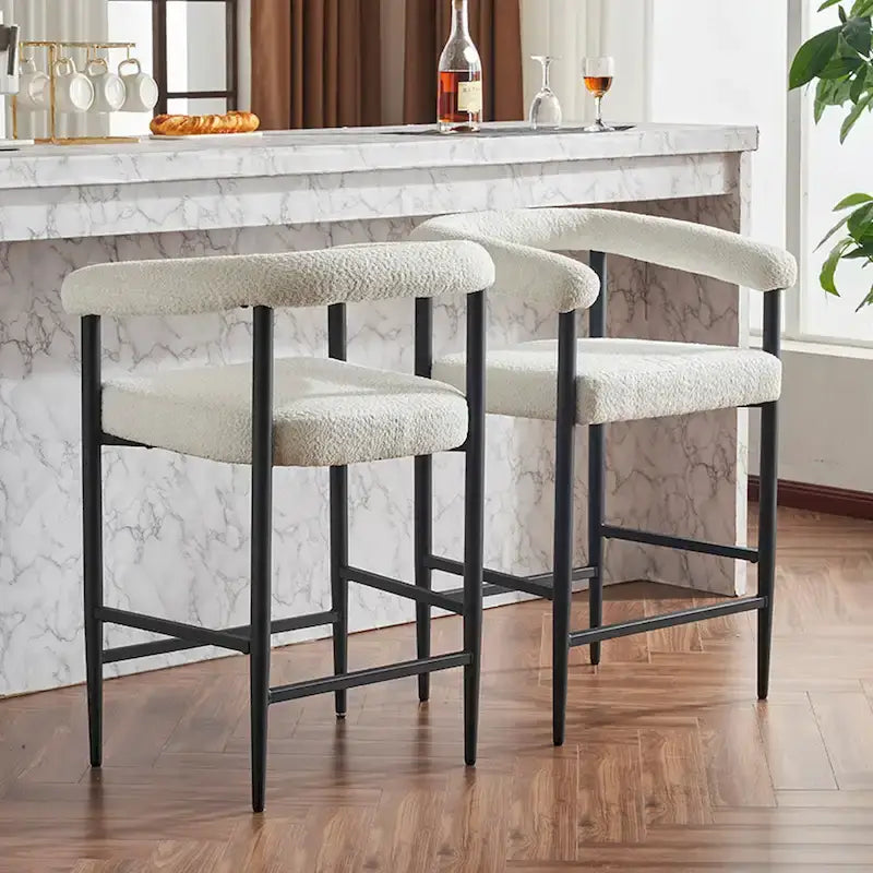 Set di 2 sgabelli da bar moderni in bouclé, altezza bancone, con struttura in metallo e braccioli, per isola da cucina e sala da pranzo