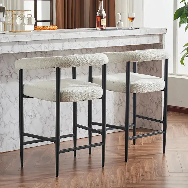 Set di 2 sgabelli da bar moderni in bouclé, altezza bancone, con struttura in metallo e braccioli, per isola da cucina e sala da pranzo
