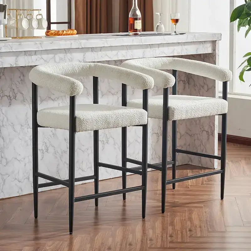 Set di 2 sgabelli da bar moderni in bouclé, altezza bancone, con struttura in metallo e braccioli, per isola da cucina e sala da pranzo
