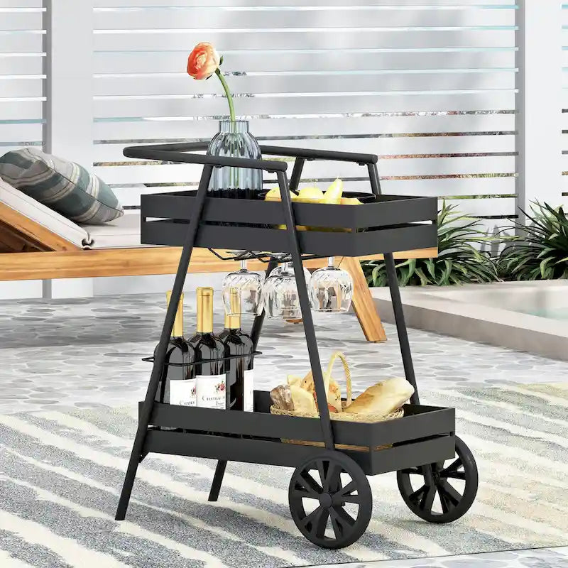 Carrello bar industriale moderno con struttura in ferro, design ispirato alla carriola, portabottiglie e ruote piroettanti