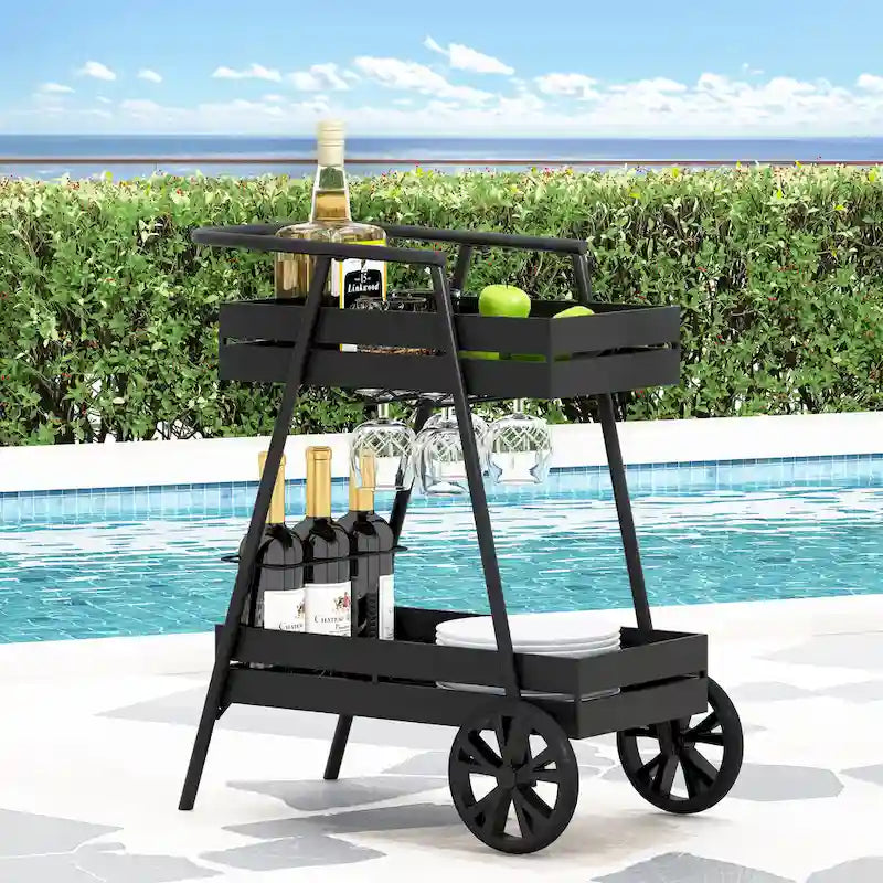 Carrello bar industriale moderno con struttura in ferro, design ispirato alla carriola, portabottiglie e ruote piroettanti