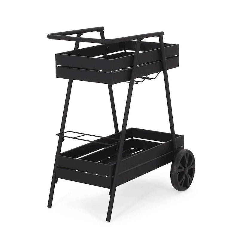 Carrello bar industriale moderno con struttura in ferro, design ispirato alla carriola, portabottiglie e ruote piroettanti