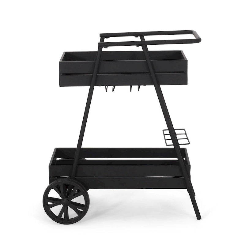 Carrello bar industriale moderno con struttura in ferro, design ispirato alla carriola, portabottiglie e ruote piroettanti