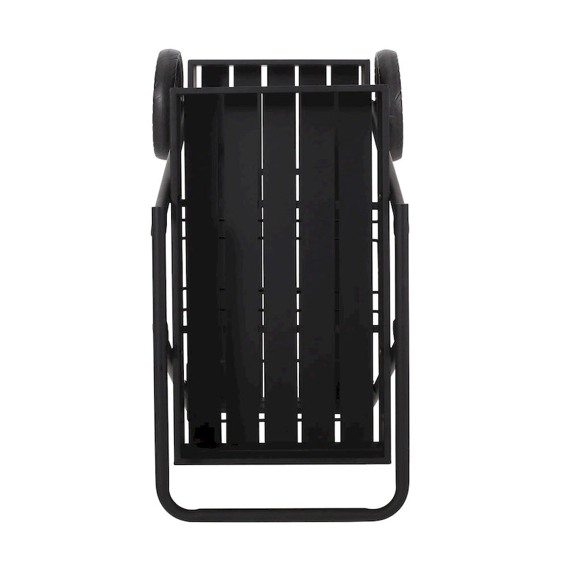 Carrello bar industriale moderno con struttura in ferro, design ispirato alla carriola, portabottiglie e ruote piroettanti