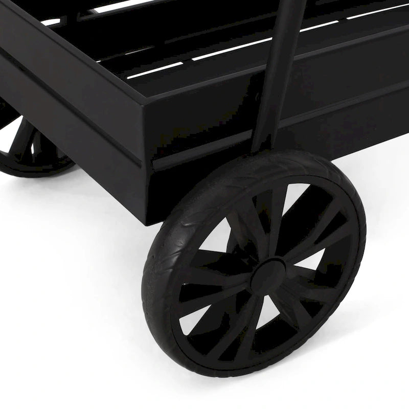 Carrello bar industriale moderno con struttura in ferro, design ispirato alla carriola, portabottiglie e ruote piroettanti