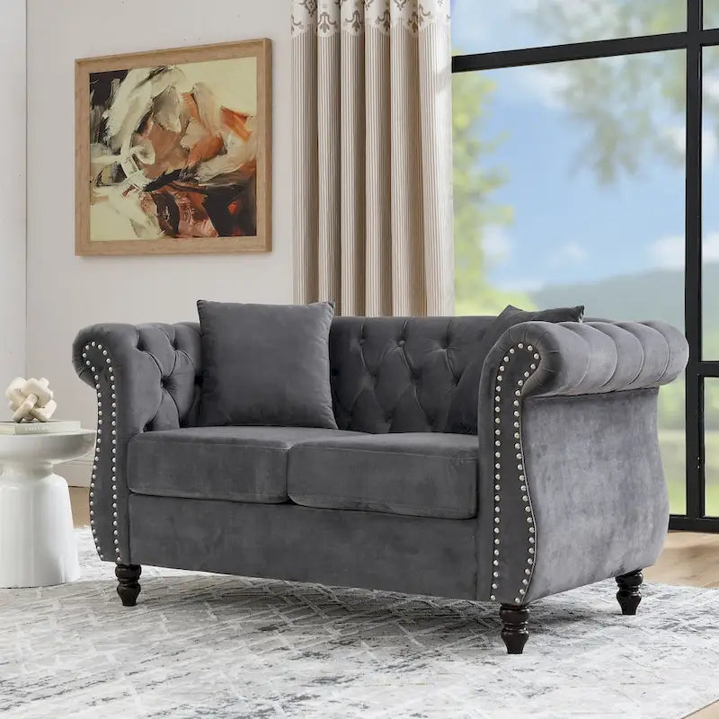 Aksamitna sofa dwuosobowa, zaokrąglone podłokietniki, ozdobne gwoździe
