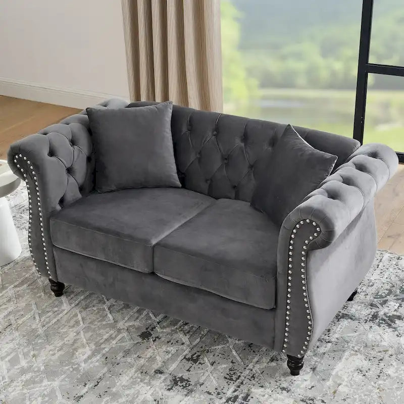 Aksamitna sofa dwuosobowa, zaokrąglone podłokietniki, ozdobne gwoździe