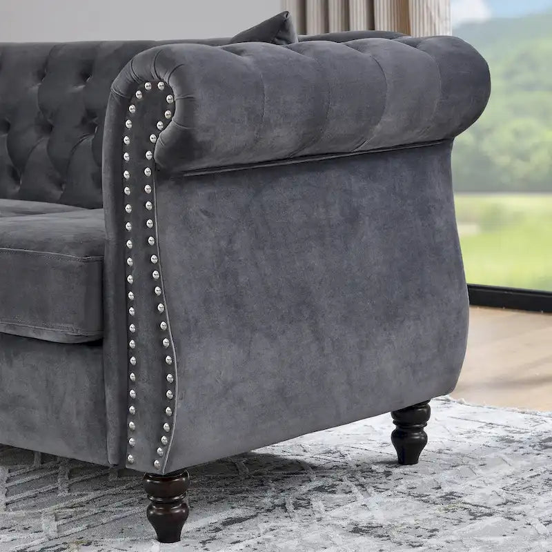 Aksamitna sofa dwuosobowa, zaokrąglone podłokietniki, ozdobne gwoździe