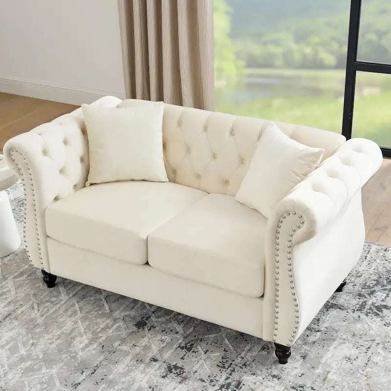 Aksamitna sofa dwuosobowa, zaokrąglone podłokietniki, ozdobne gwoździe